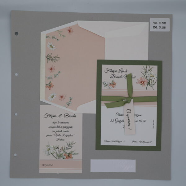 Partecipazione rosa e verde con decori floreali